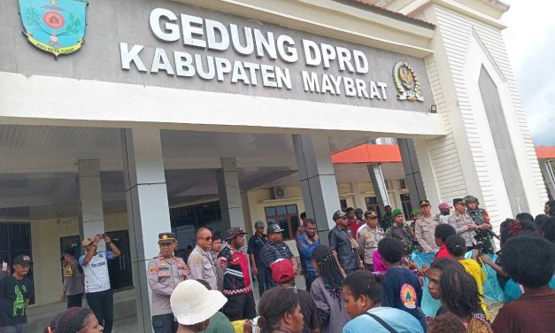 Guyuran Hujan Tak Surutkan Aksi: Ketua DPRK Maybrat Silas Frasawi Terima Aspirasi Massa Peduli HAM Sedunia