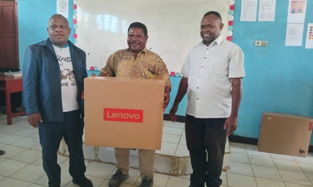Kepala Sekolah SD YPPK St. Agustinus Mosun Apresiasi Bantuan Komputer dan Printer dari LPEC Papua Barat Daya