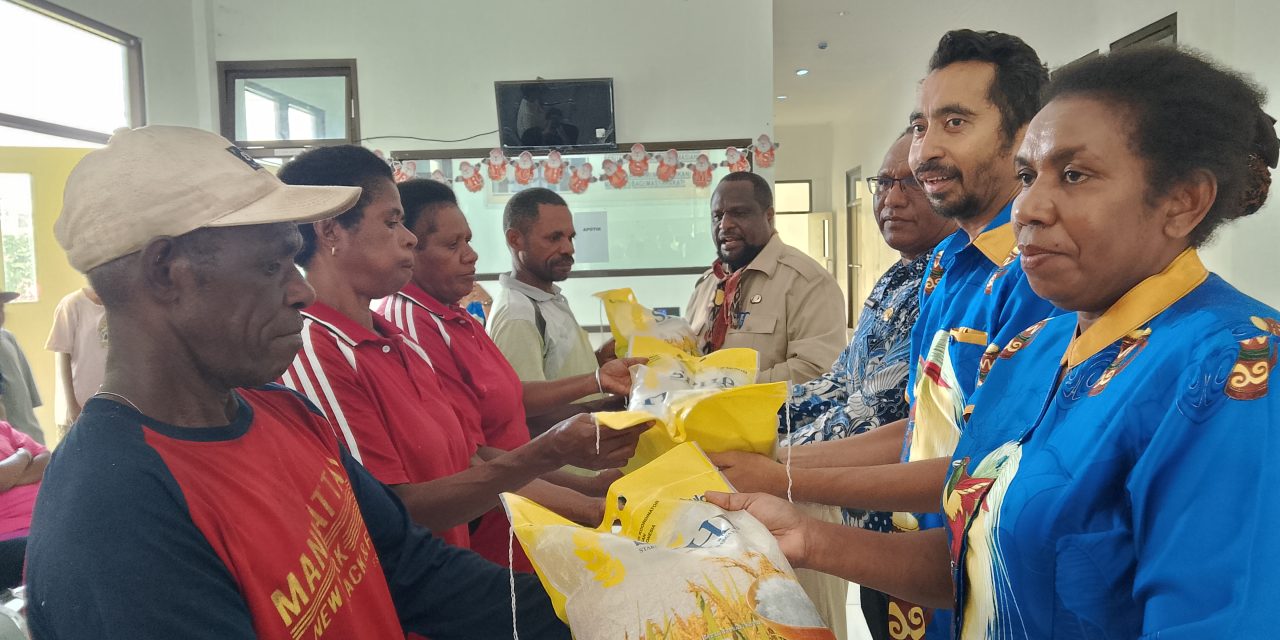 Sekda Maybrat Serahkan Bantuan Pangan kepada Ibu Janda dan Petugas Cleaning Service RS Pratama