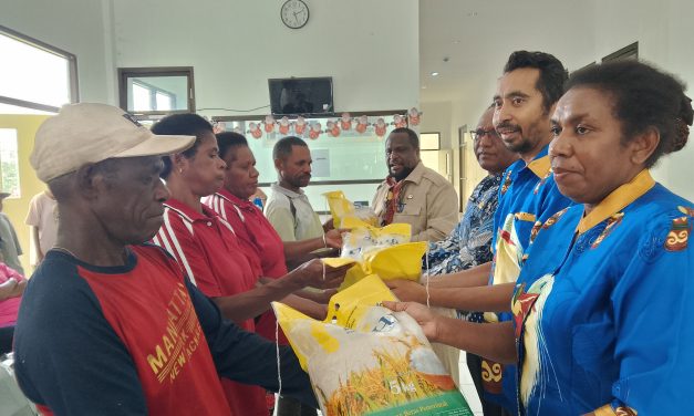 Sekda Maybrat Serahkan Bantuan Pangan kepada Ibu Janda dan Petugas Cleaning Service RS Pratama