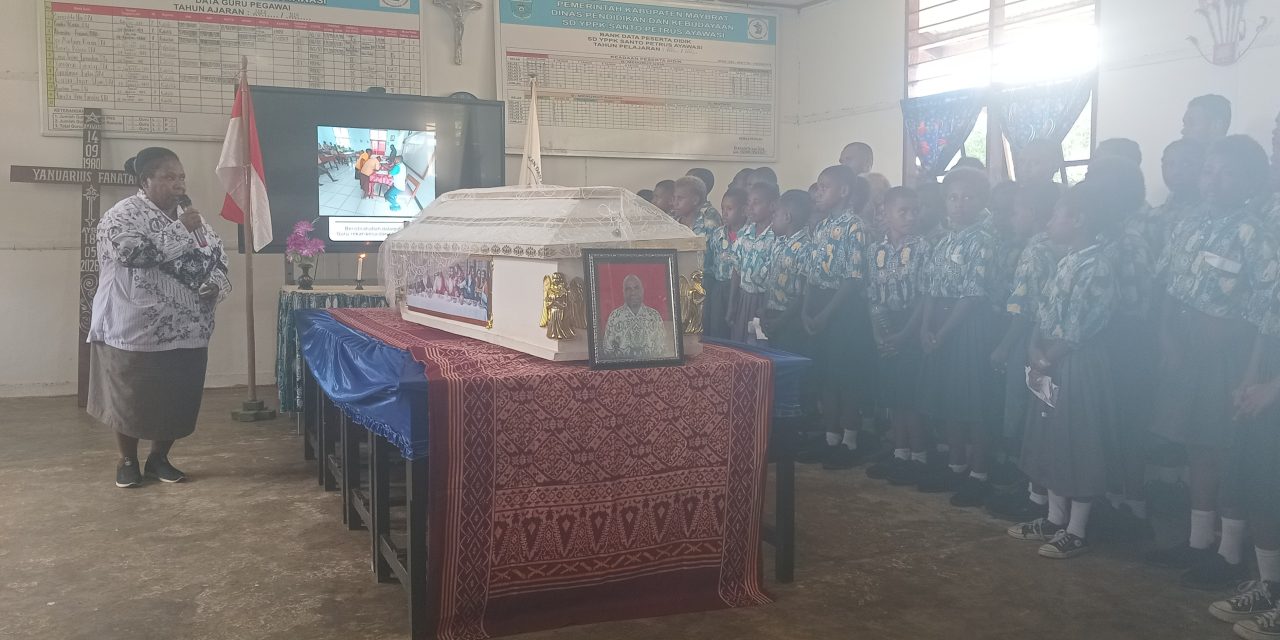 Di Balik Dinding Pahlawan Tanpa Jasa, Siswa-Siswi SD YPPK Santo Petrus Ayawasi Mencucurkan Air Mata Melepas Guru Yanuarius Fanataf ke Pangkuan Allah Bapa di Surga