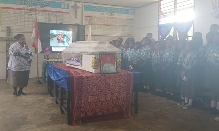 Di Balik Dinding Pahlawan Tanpa Jasa, Siswa-Siswi SD YPPK Santo Petrus Ayawasi Mencucurkan Air Mata Melepas Guru Yanuarius Fanataf ke Pangkuan Allah Bapa di Surga