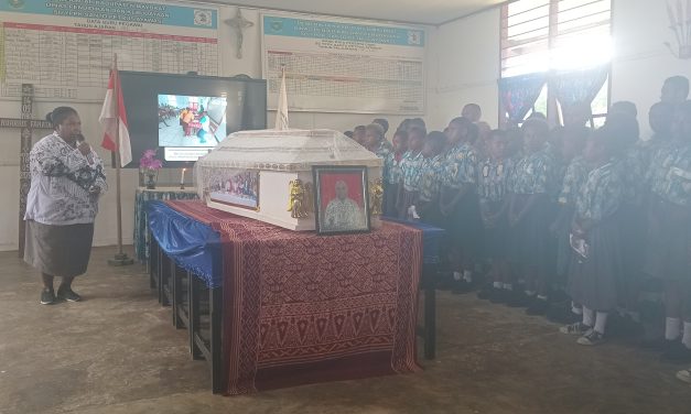 Di Balik Dinding Pahlawan Tanpa Jasa, Siswa-Siswi SD YPPK Santo Petrus Ayawasi Mencucurkan Air Mata Melepas Guru Yanuarius Fanataf ke Pangkuan Allah Bapa di Surga
