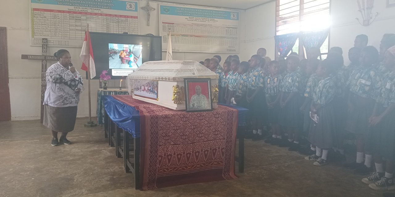 Di Balik Dinding Pahlawan Tanpa Jasa, Siswa-Siswi SD YPPK Santo Petrus Ayawasi Mencucurkan Air Mata Melepas Guru Yanuarius Fanataf ke Pangkuan Allah Bapa di Surga