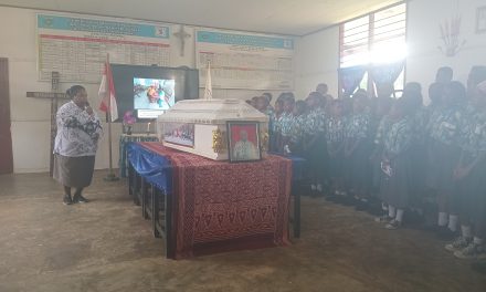 Di Balik Dinding Pahlawan Tanpa Jasa, Siswa-Siswi SD YPPK Santo Petrus Ayawasi Mencucurkan Air Mata Melepas Guru Yanuarius Fanataf ke Pangkuan Allah Bapa di Surga