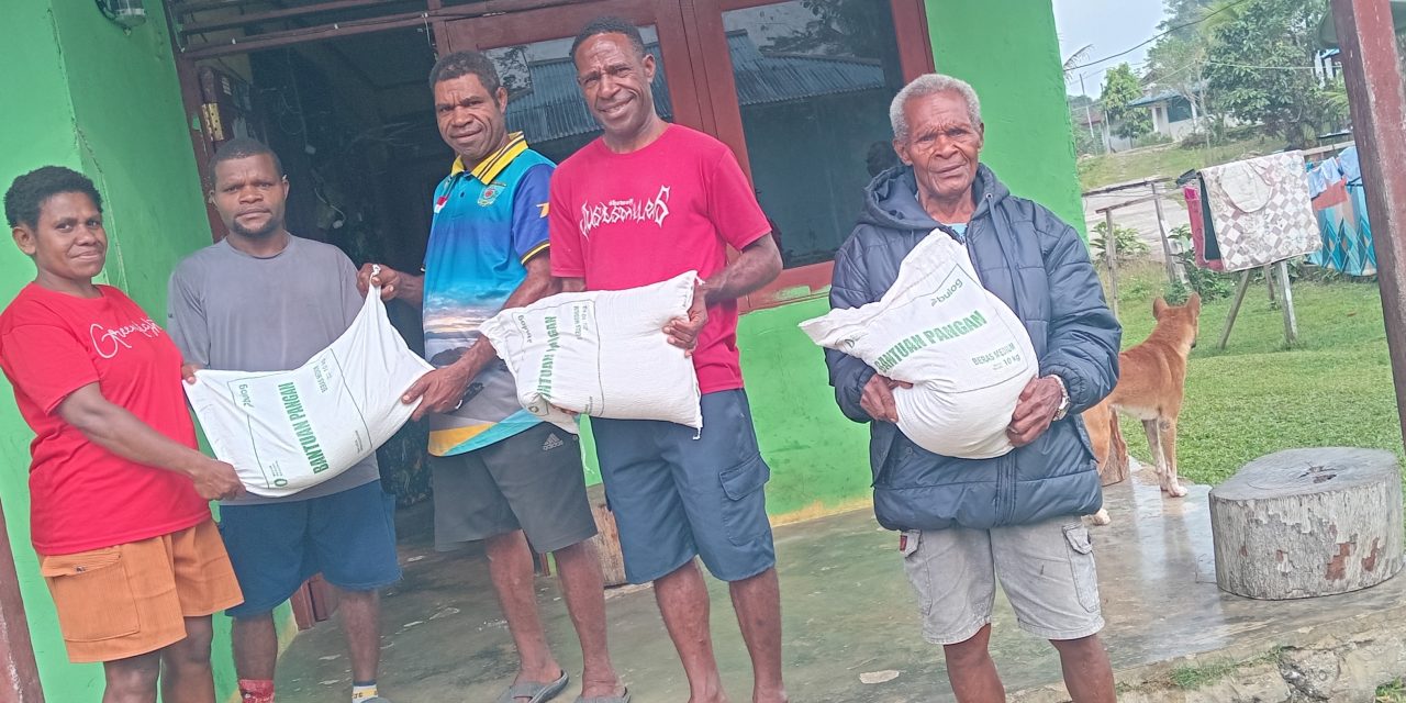 Tindaklanjuti Anjuran Bupati Maybrat, Pemerintah Kampung Yarat Salurkan Bantuan Beras Kepada Warga