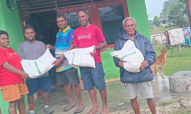 Tindaklanjuti Anjuran Bupati Maybrat, Pemerintah Kampung Yarat Salurkan Bantuan Beras Kepada Warga