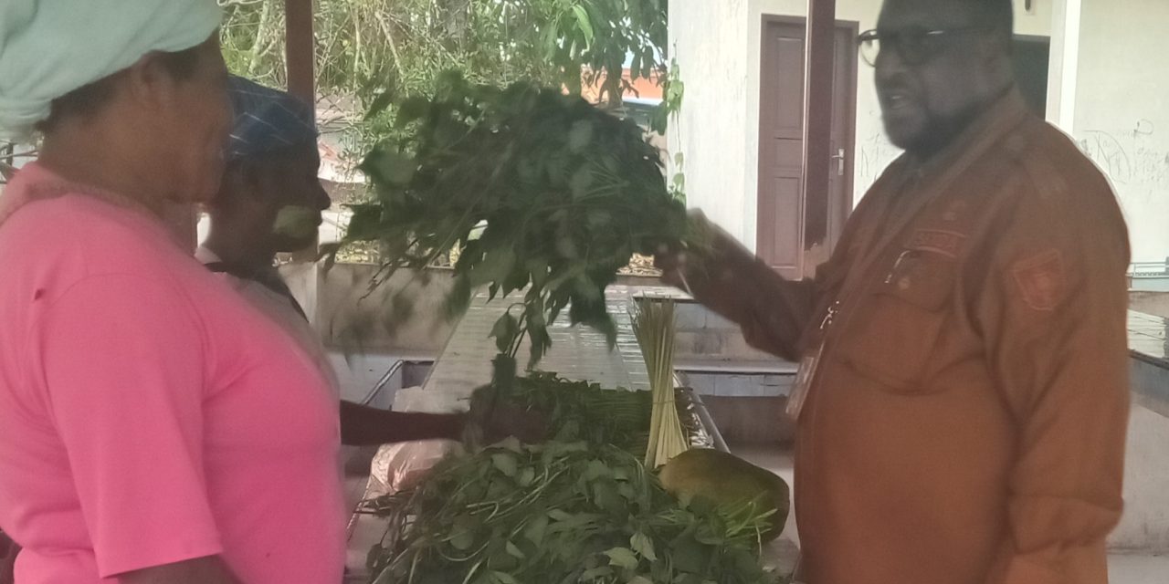 Usai Aktivitas Kantor, Sekda Maybrat Borong Dagangan Mama-Mama Papua di Pasar Kumurkek
