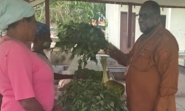 Usai Aktivitas Kantor, Sekda Maybrat Borong Dagangan Mama-Mama Papua di Pasar Kumurkek